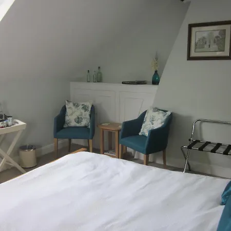 Bowen House 4*