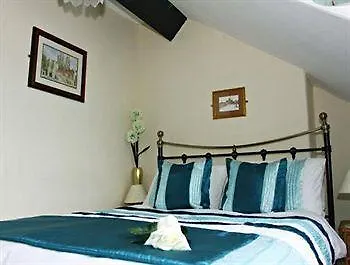 Bowen House 4*